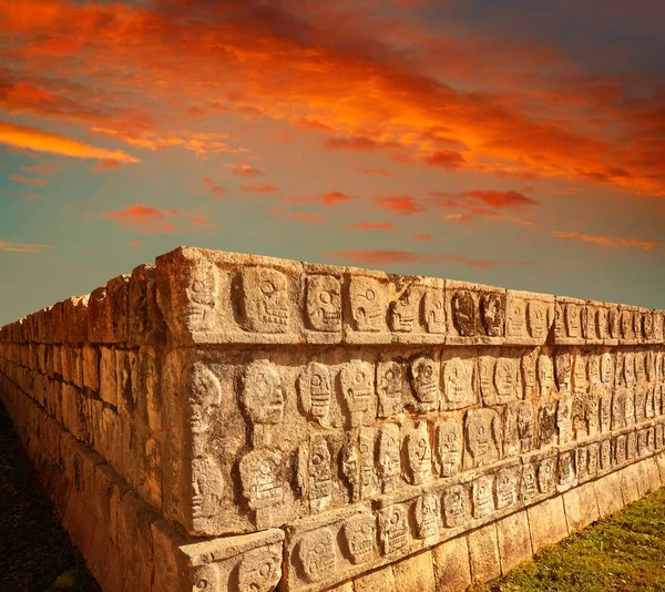 Chichen itza tzompantli die Wand der Totenköpfe — Stockfoto