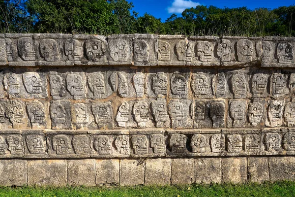 Chichén Itzá tzompantli väggen av skallar — Stockfoto