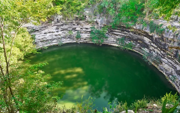 Cenote Sagrado trou sacré Chichen Itza — Photo