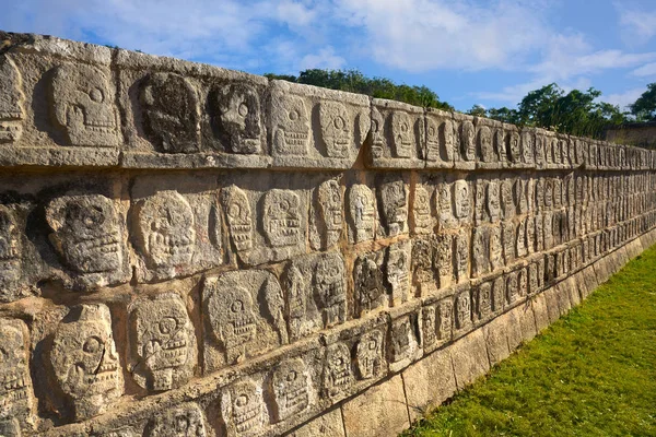 Chichen Itza tzompantli kafatası duvarına — Stok fotoğraf