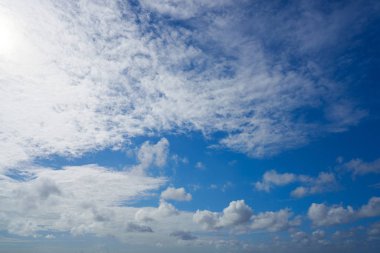Mavi yaz gökyüzü beyaz cumulus bulutları
