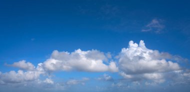 Mavi yaz gökyüzü beyaz cumulus bulutları