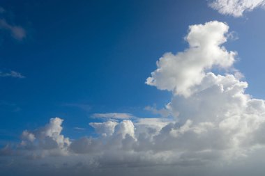 Mavi yaz gökyüzü beyaz cumulus bulutları