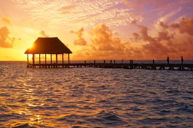 Holbox Island günbatımı plaj pier kulübe Meksika