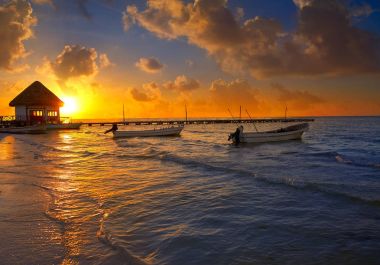Holbox Island pier kulübe günbatımı plaj Meksika