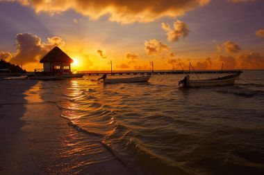 Holbox Island pier kulübe günbatımı plaj Meksika