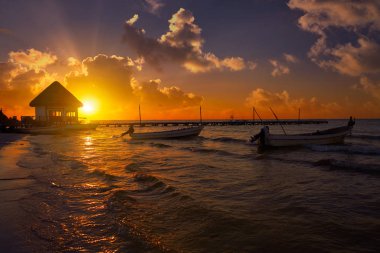 Holbox Island pier kulübe günbatımı plaj Meksika