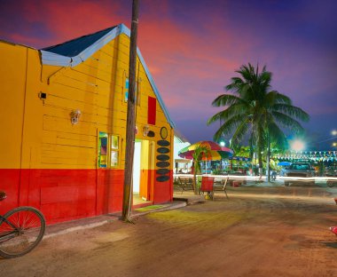 Holbox Island Karayipler günbatımı Meksika evler