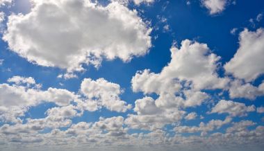 Mavi yaz gökyüzü beyaz cumulus bulutları