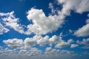 Mavi yaz gökyüzü beyaz cumulus bulutları