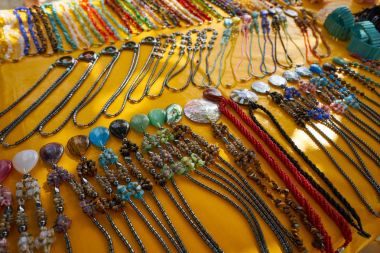 Turistik Hediyelik eşya pazarında Meksika Kolyeler