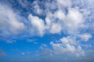 Mavi yaz gökyüzü beyaz cumulus bulutları