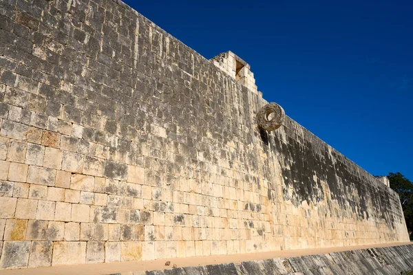 Chichen Itza stenen ring Maya balspel Hof — Stockfoto