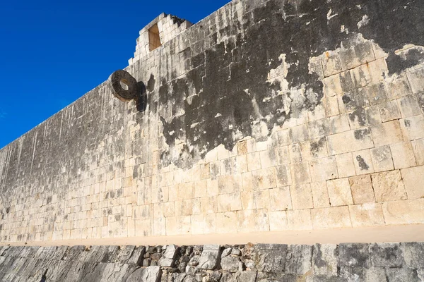 Anillo de piedra Chichen Itzá pista de juego de pelota Maya —  Fotos de Stock