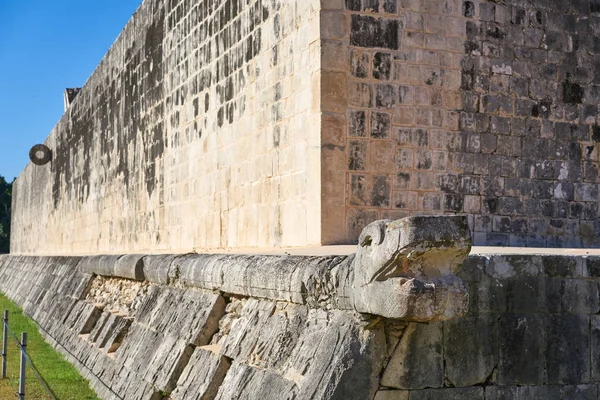 Anillo de piedra Chichen Itzá pista de juego de pelota Maya — Foto de Stock