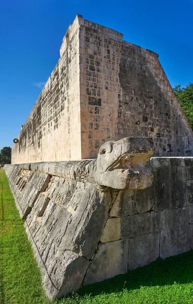 Anillo de piedra Chichen Itzá pista de juego de pelota Maya — Foto de Stock