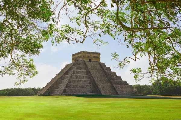 Chichen Itza El Templo Kukulcan temple — стокове фото