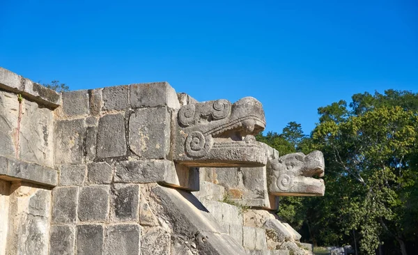 Chichen Itza yılan kafa Yucatan Meksika — Stok fotoğraf