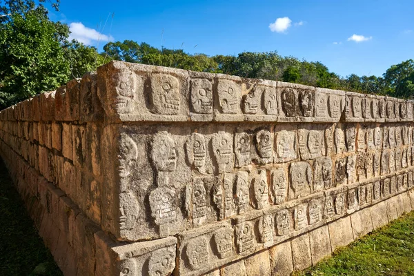 Chichen Itza Tzompantli a parede dos crânios — Fotografia de Stock