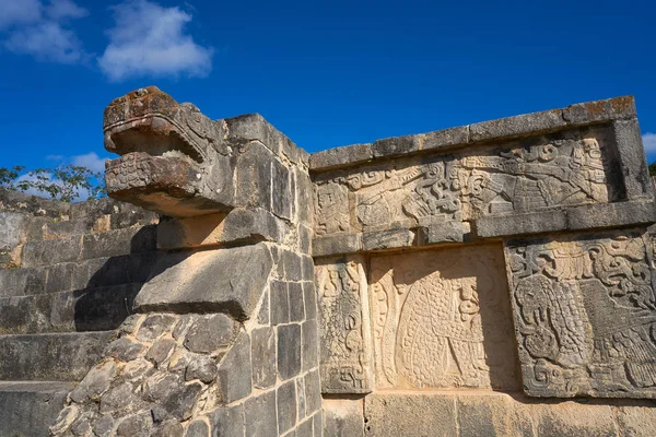 Chichen Itza yılan kafa Yucatan Meksika — Stok fotoğraf