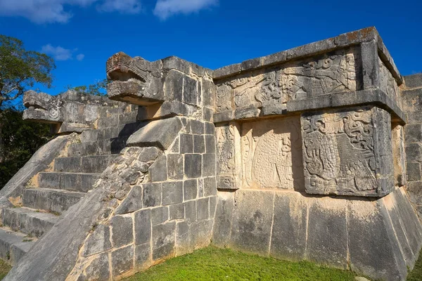 Głowę węża Chichen Itza w Meksyku — Zdjęcie stockowe