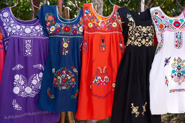 Chichen itza vestidos bordados México — Fotografia de Stock