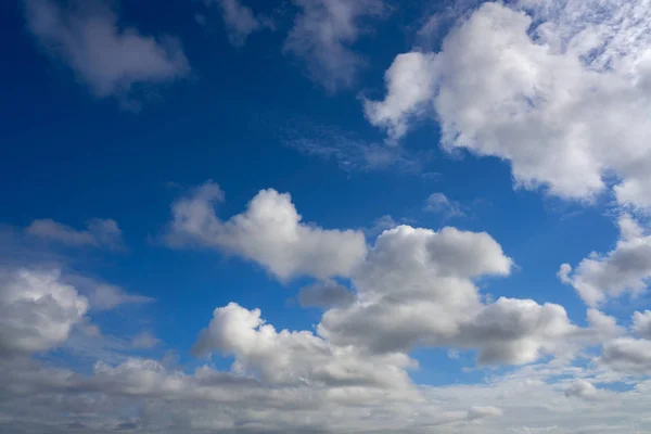 Blauer Sommerhimmel weiße Kumuluswolken — Stockfoto