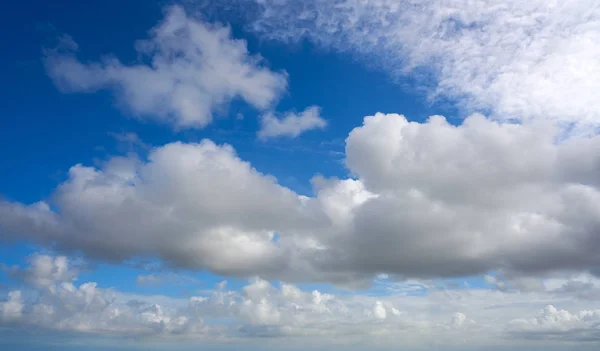 Καλοκαιρινό μπλε ουρανού λευκό cumulus σύννεφα — Φωτογραφία Αρχείου