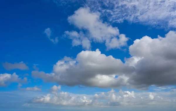 Céu azul verão branco cumulus nuvens — Fotografia de Stock