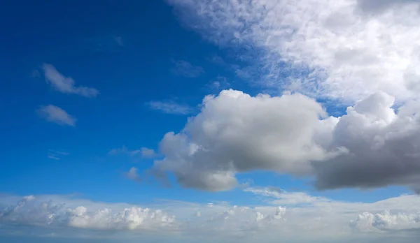 Cielo azul de verano nubes cúmulos blancas —  Fotos de Stock