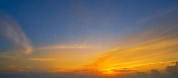 Cielo colorato al tramonto in blu e arancione — Foto Stock