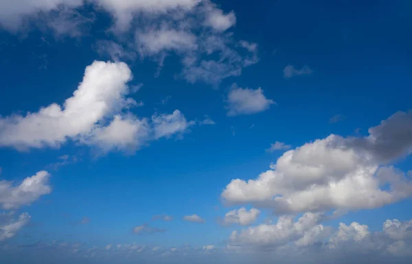 Καλοκαιρινό μπλε ουρανού λευκό cumulus σύννεφα — Φωτογραφία Αρχείου