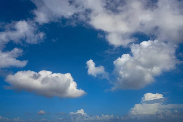 Mavi yaz gökyüzü beyaz cumulus bulutları — Stok fotoğraf