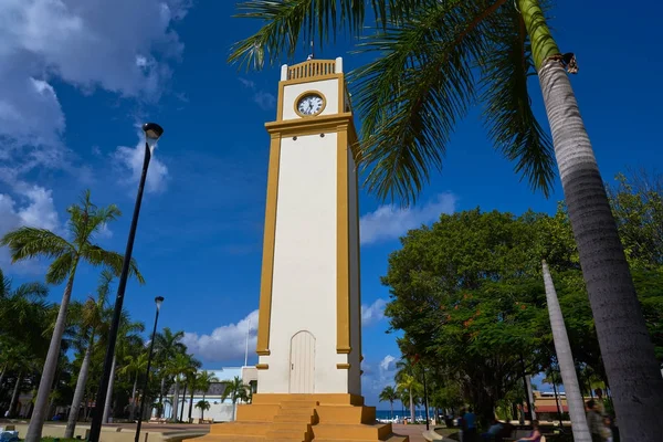 Věž s hodinami v ostrově Cozumel v Mexiku — Stock fotografie