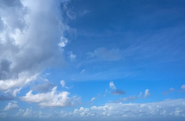 Καλοκαιρινό μπλε ουρανού λευκό cumulus σύννεφα — Φωτογραφία Αρχείου