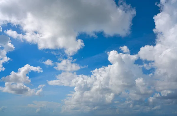 Голубое летнее небо белые кучевые облака — стоковое фото