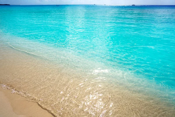 캐리 비안 청록색 해변 깨끗 한 물 — 스톡 사진