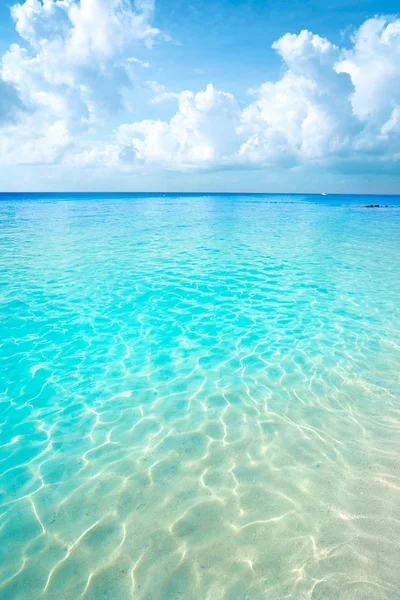 ターコイズ ブルーのカリブ海のビーチのきれいな水 — ストック写真
