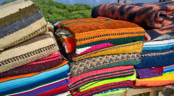 Mexicano cobertor serape em uma fileira no México — Fotografia de Stock