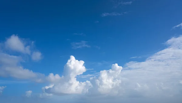 Modrá letní obloha bílá kupovité mraky — Stock fotografie