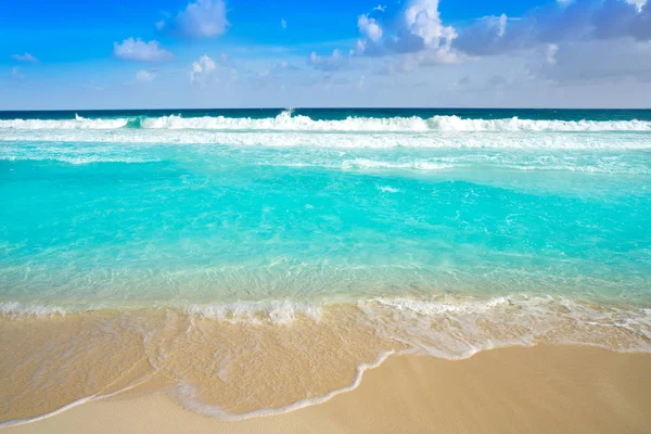 ターコイズ ブルーのカリブ海のビーチのきれいな水 — ストック写真