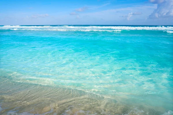 加勒比海松石海滩清洁水域 — 图库照片