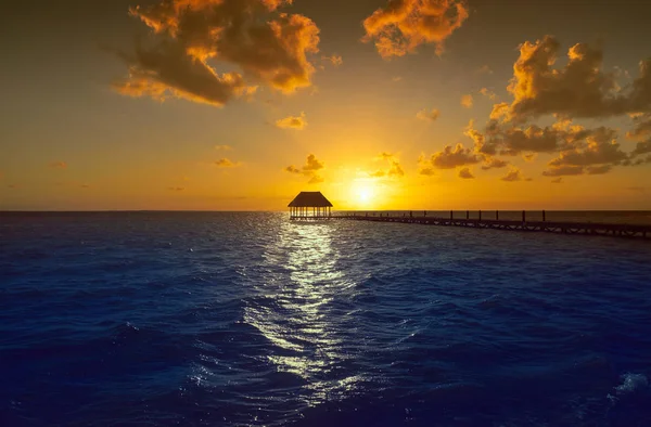 Holbox île coucher de soleil plage jetée hutte Mexique — Photo