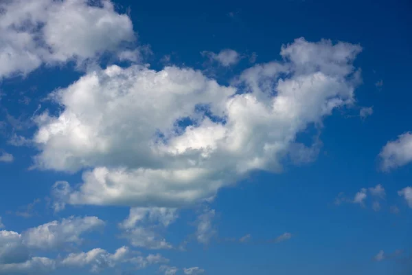 Cielo azul verano nubes blancas —  Fotos de Stock