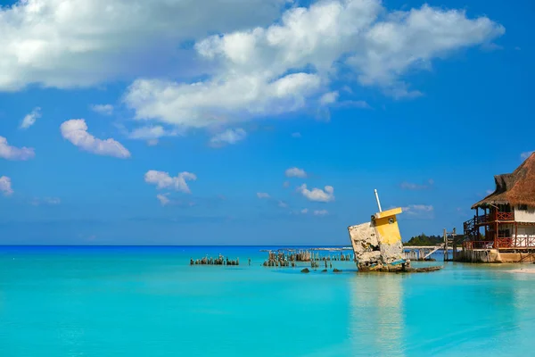 Holbox island beach Mexiko orkanen ruiner — Stockfoto