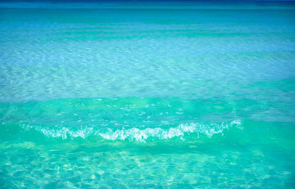 Plage tropicale texture d'eau turquoise — Photo