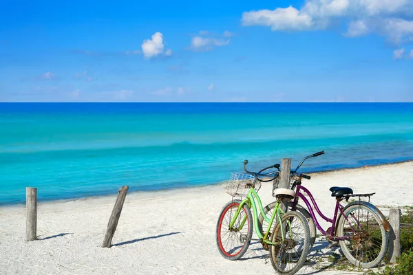 Holbox isla playa bicicletas México —  Fotos de Stock