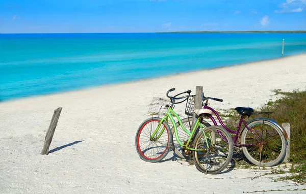 Holbox insel strand fahrräder mexiko — Stockfoto