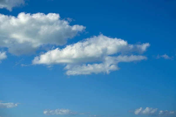 Mavi gökyüzü yaz beyaz bulutlar — Stok fotoğraf