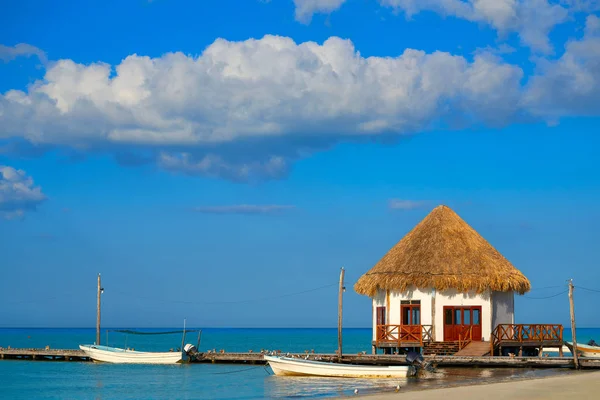 Holbox острів пристані хатину в Мексиці — стокове фото